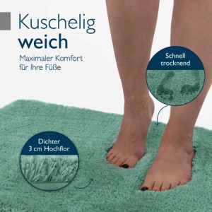 Füße auf mintgrünem Beautissu BeauMare FL Badteppich, 70x120cm, mit 3cm Hochflor. Weich, rutschfest, schnell trocknend.
