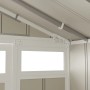 Detailansicht des Grosfillex Kunststoff-Gerätehauses Utility 7,5: Dachkonstruktion und Fensterrahmen.