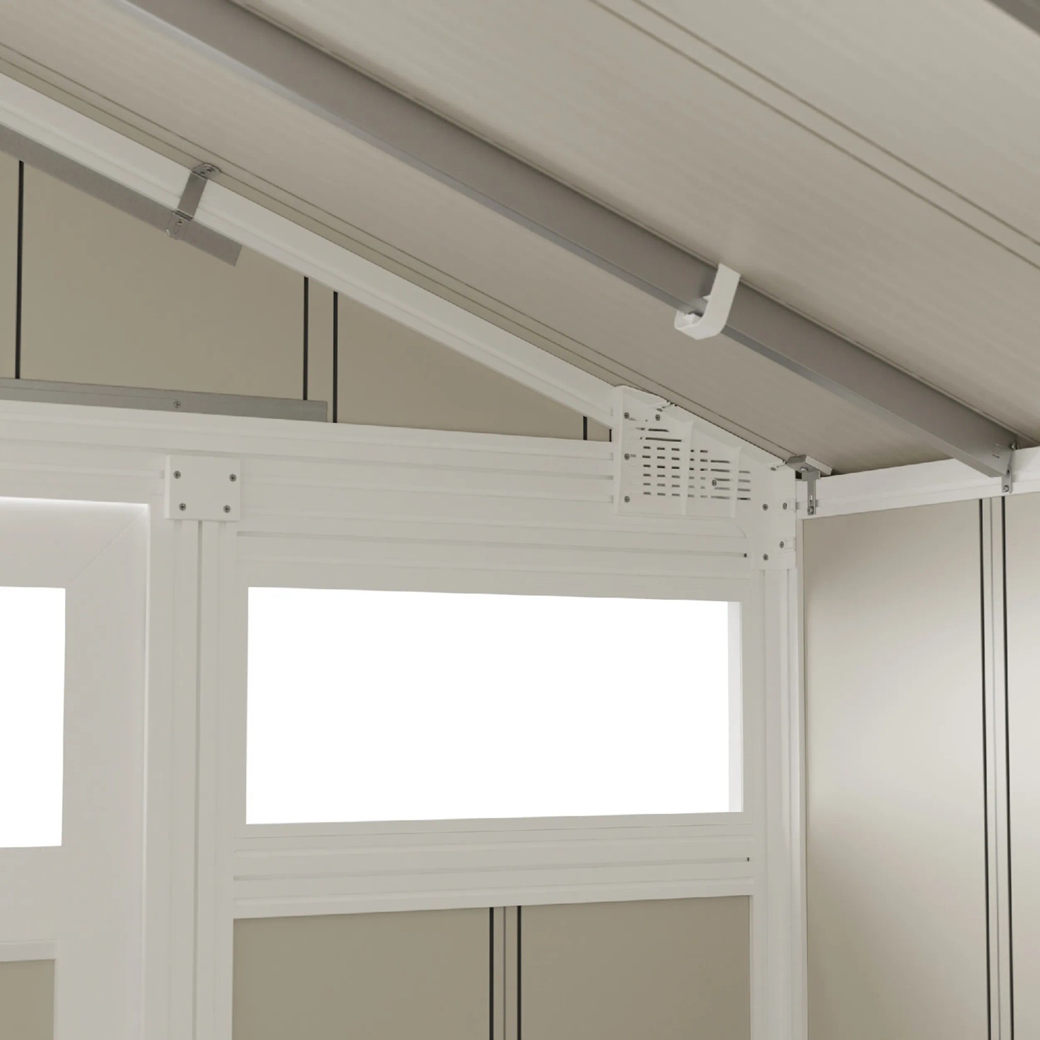 Detailansicht des Grosfillex Kunststoff-Gerätehauses Utility 7,5: Dachkonstruktion und Fensterrahmen.