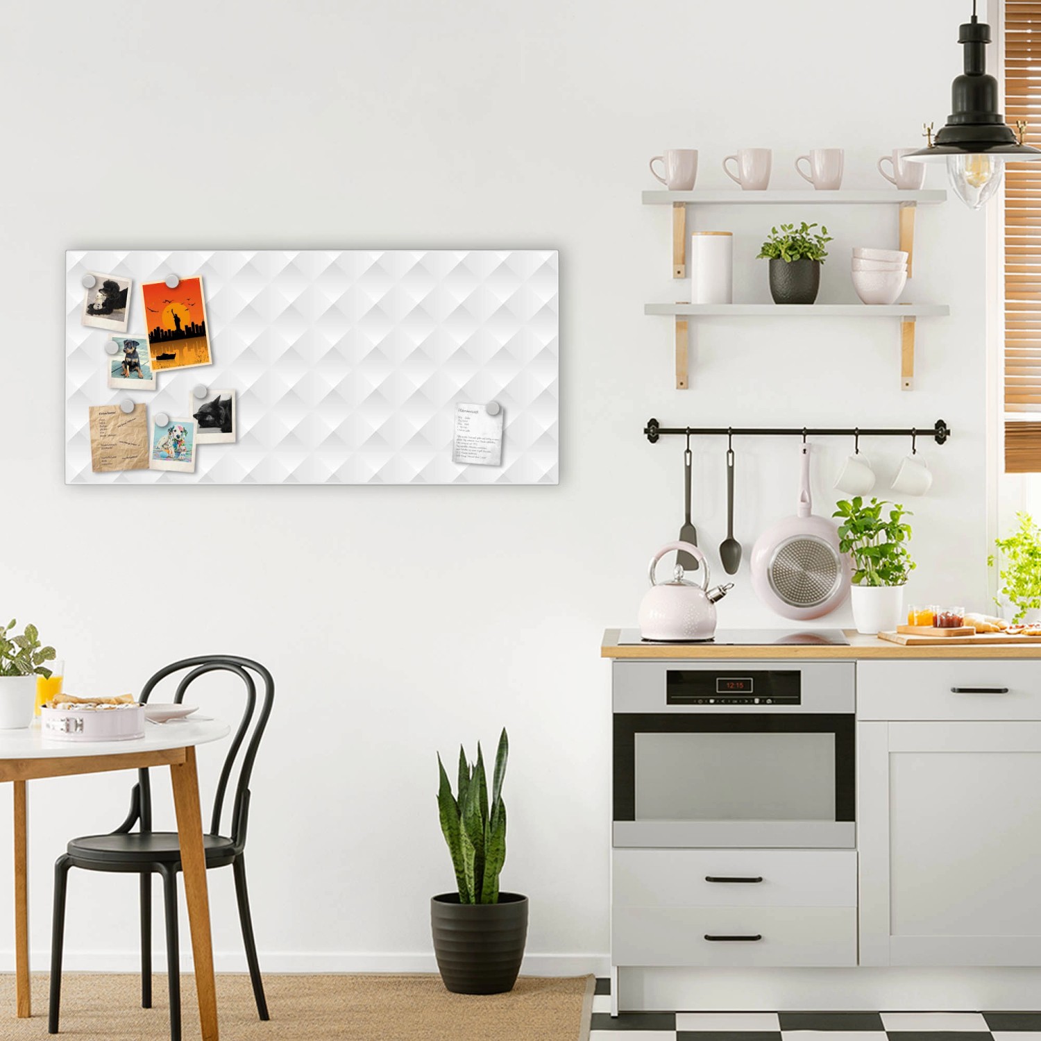 Weiße Magnettafel 78x37cm mit geometrischem Muster und Magneten als Wanddekoration.