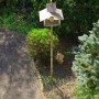 Schwarzes Dornengitter-Set (12 Stk.) unter einem Vogelhaus im Garten als Tierabwehr.