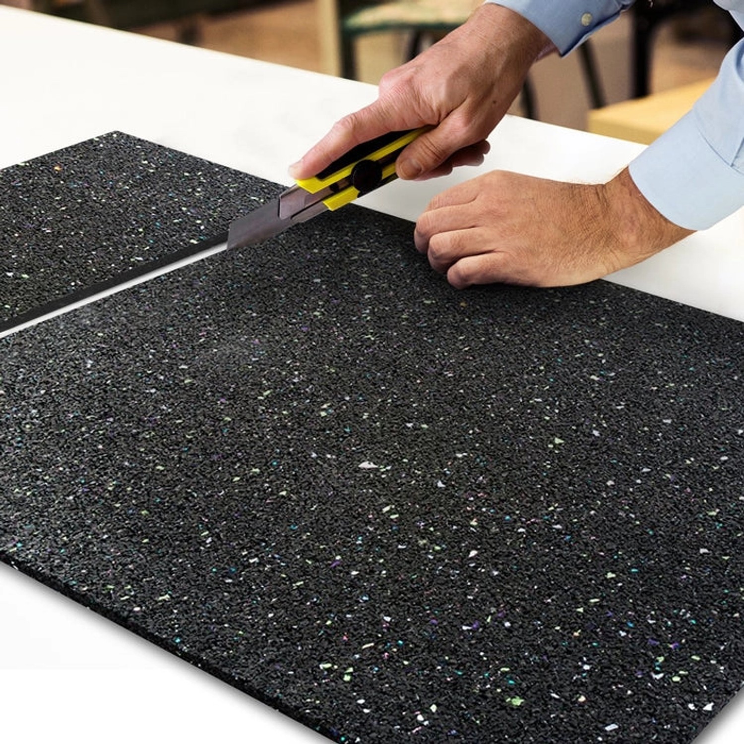Zuschneiden der Karat Bautenschutzmatte aus Gummigranulat mit Cutter. Reißfeste Universalmatte.