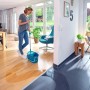 Frau wischt Holzboden mit Leifheit Clean Twist Disc Mop Ergo Reinigungsgerät.