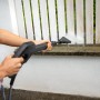 Kärcher K 7 Hochdruckreiniger im Einsatz: Reinigung einer Fassade mit Multi Jet-Strahlrohr.
