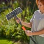 Gardena Cleansystem Fensterwischer mit Mikrovlies und Abziehlippe in Verwendung.