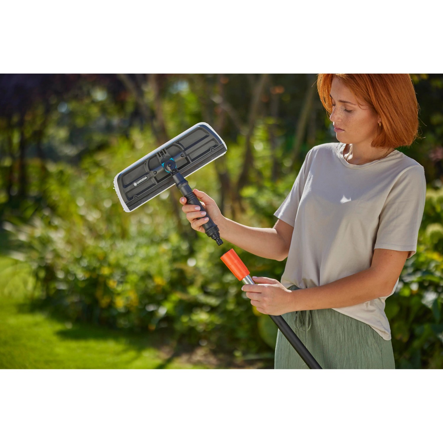 Gardena Cleansystem Fensterwischer mit Mikrovlies und Abziehlippe in Verwendung.