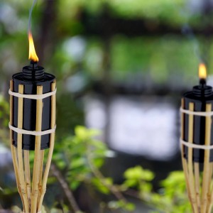 12er Set Bambus Gartenfackeln (90cm) mit Metalltank für stimmungsvolle Gartenbeleuchtung.