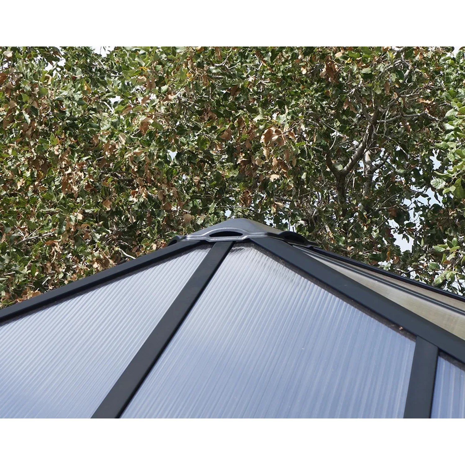 Detailaufnahme des anthrazitfarbenen Palram Palermo Gartenpavillons mit LED-Set, Fokus auf Dachkonstruktion.