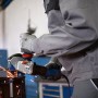 Bosch Professional GWS 17-125 Winkelschleifer im Einsatz beim Schleifen von Metall.