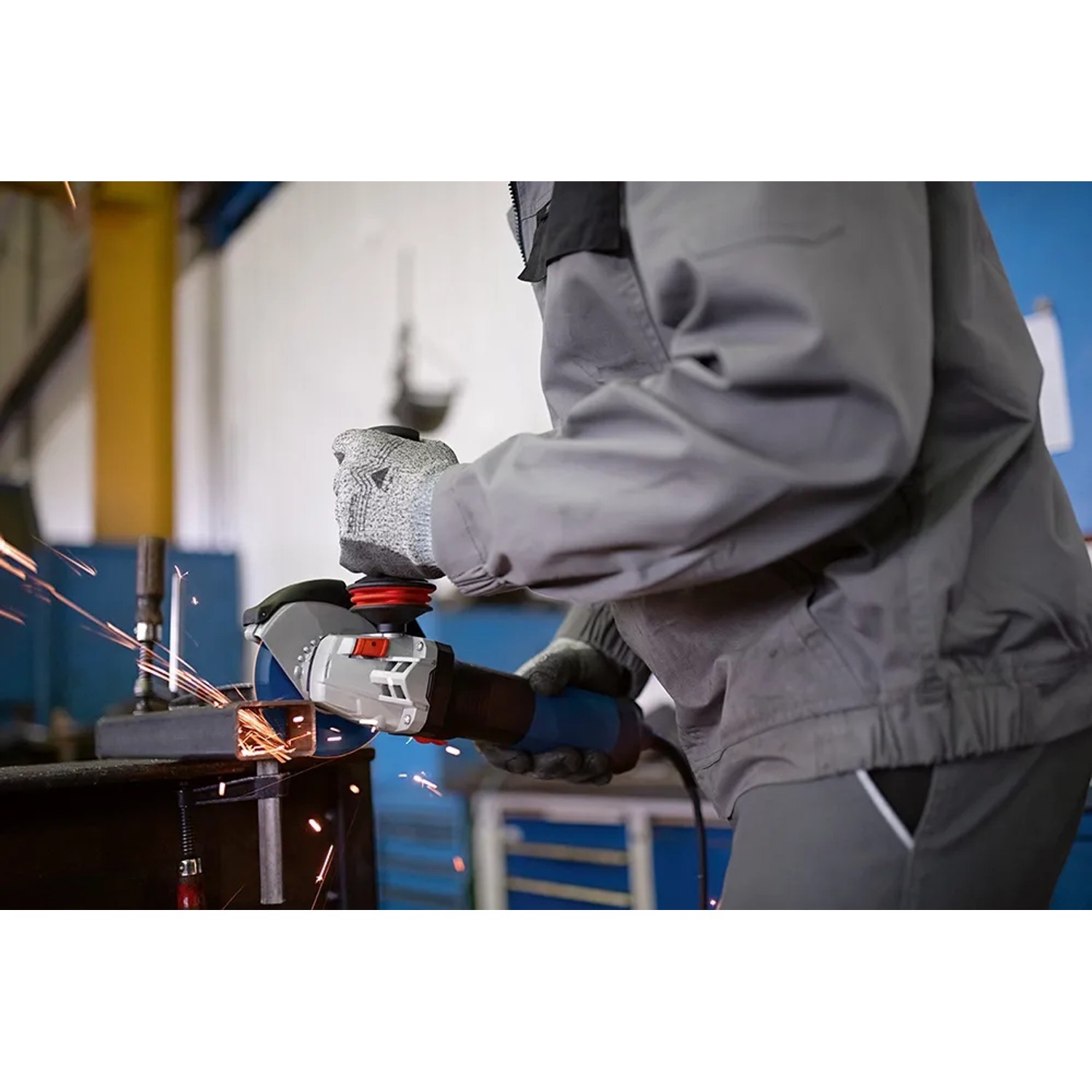 Bosch Professional GWS 17-125 Winkelschleifer im Einsatz beim Schleifen von Metall.