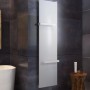 Weißer Glasdeals Badheizkörper LIANO (160x45 cm) mit Mittelanschluss im modernen Bad.