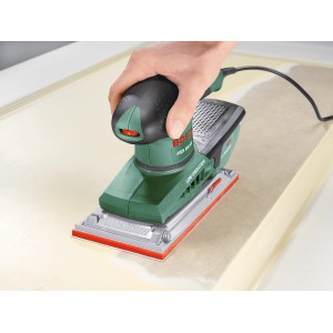 Bosch PSS 300 AE Schwingschleifer in Aktion auf Holzoberfläche. Schleifmaschine mit Microfilter.