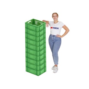 Stapel grüne Eurobehälter Obst- und Gemüsekisten (13L) neben einer Frau. Aufbewahrungsboxen für Transport und Lagerung.