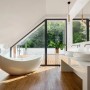 Helles, modernes Bad mit weißen Wänden, Holzboden, Badewanne. Ideal für bunte Wandfarben wie Tadessi Orange Terracotta.