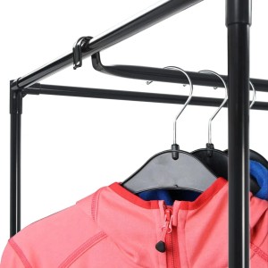 Detailansicht: Schwarzer Kleiderschrank mit Kleidung an Kleiderbügeln.