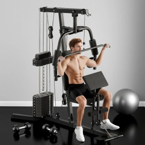 Schwarze HOMCOM Kraftstation aus Stahl mit Mann beim Latzug, Hanteln und Gymnastikball.