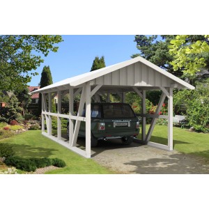 Weißer Skan Holz Carport Schwarzwald mit Dachschalung und Auto im Garten.