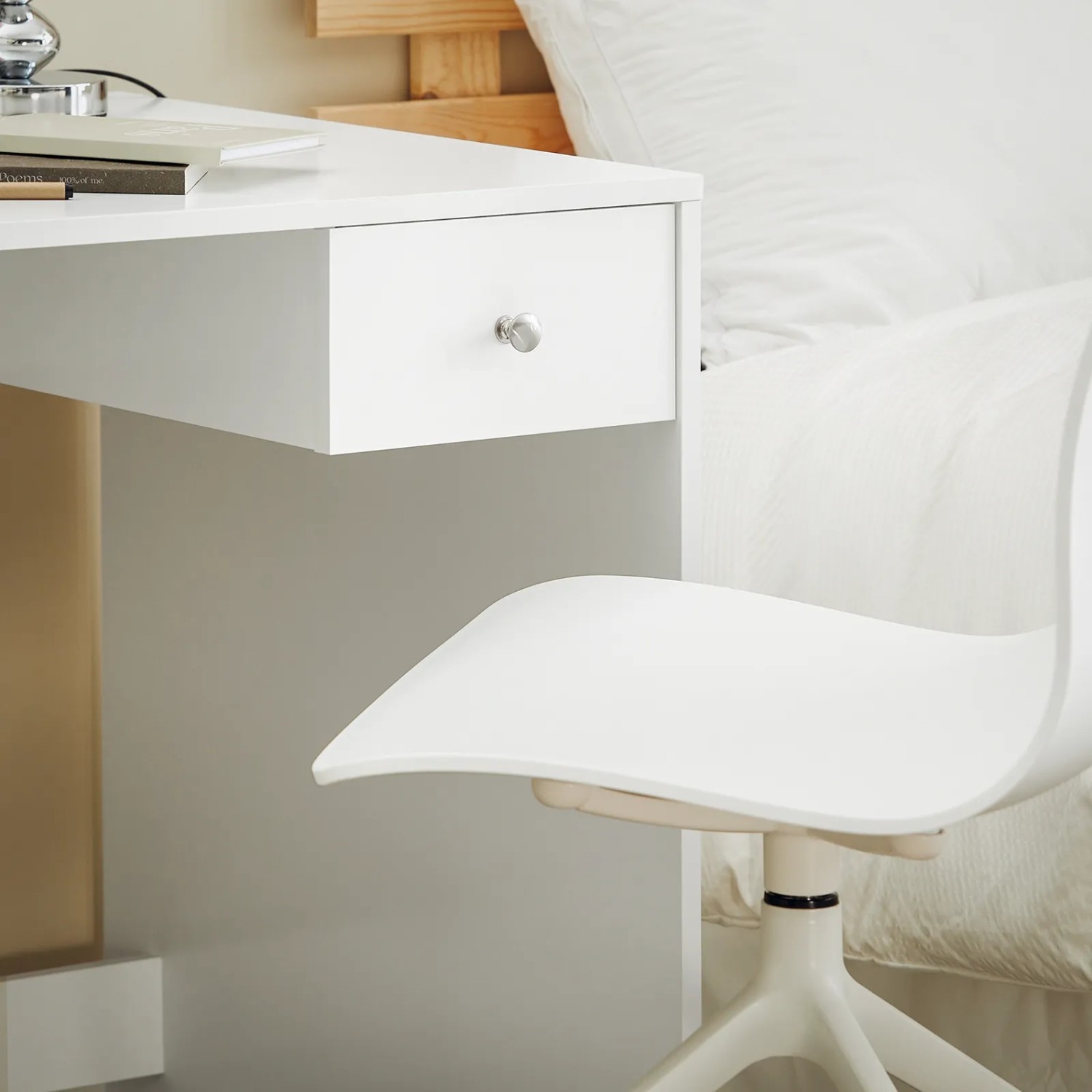 Weißer SoBuy Schreibtisch mit Schublade und Ablagen, ideal für Arbeitszimmer.