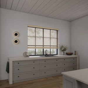 Cocoon Holzjalousie Naturel 90x240 mit 50mm Lamellen am Fenster in Küche.