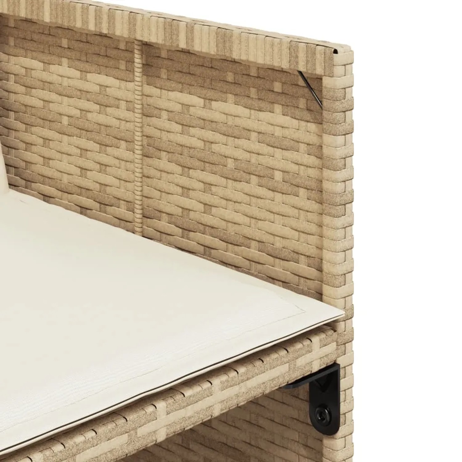 Detailansicht eines beigen Gartenstuhls aus Rattan mit cremefarbenem Kissen, Teil der vidaXL 11-tlg. Essgruppe.