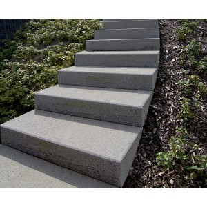 Graue Blockstufen aus Beton, 100 cm breit, für Außentreppen und Gartengestaltung.