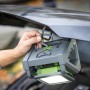 LUX Akku-Arbeitsleuchte 1PowerSystem A-AL-20 Solo im Einsatz unter einer Auto Motorhaube.