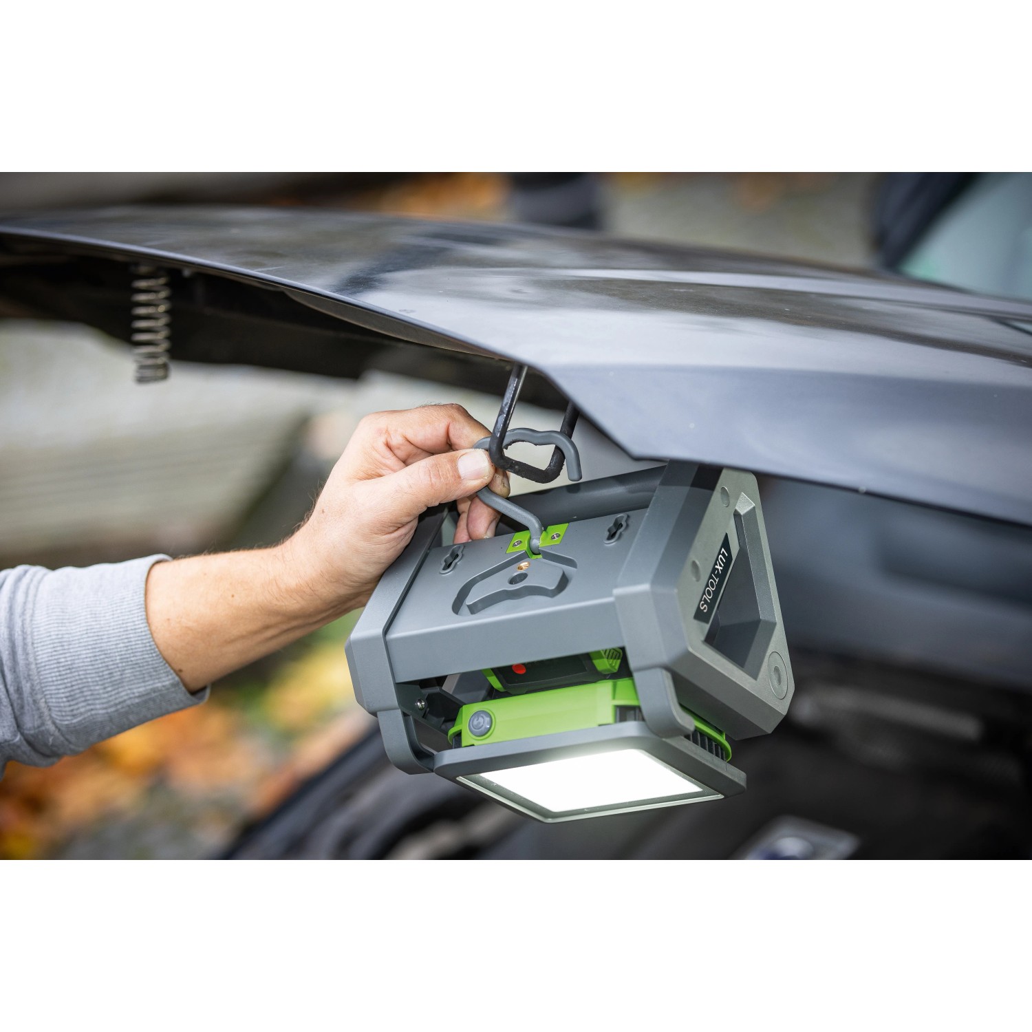 LUX Akku-Arbeitsleuchte 1PowerSystem A-AL-20 Solo im Einsatz unter einer Auto Motorhaube.