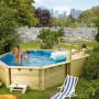 Karibu Holzpool Modell 2 C KDI im Garten mit Badenden und Zubehör.