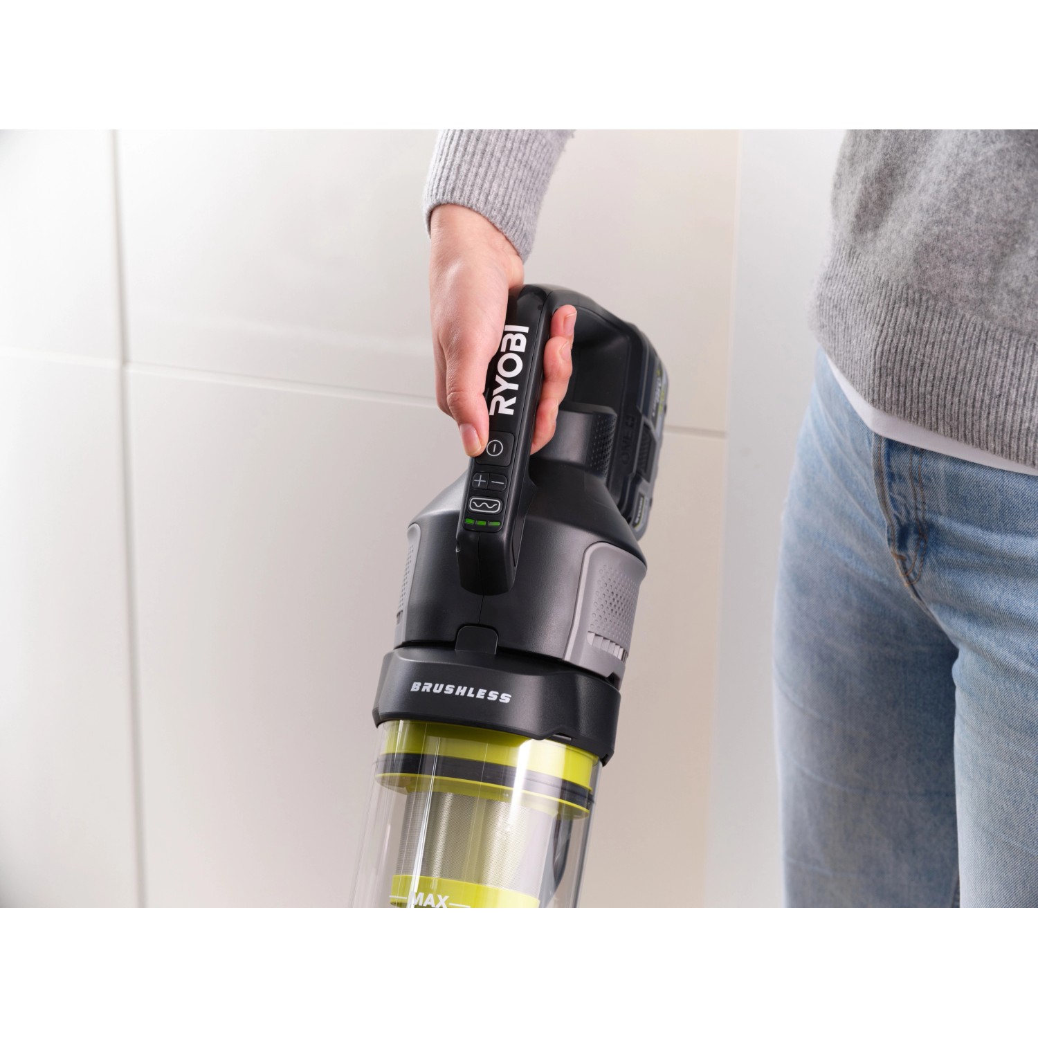 Ryobi Akku-Staubsauger One+ RASV18BL-0 Brushless 18V in Verwendung, Handstaubsauger