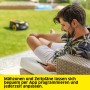 Mann entspannt mit App, Kärcher RCX 4 Mähroboter im Garten. Kabelloser Rasenmäher mit GPS und Igelerkennung.