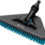 Gardena Cleansystem Stielbürste Hard Flex, anthrazit, mit dreieckigem Bürstenkopf und blauen Borsten.