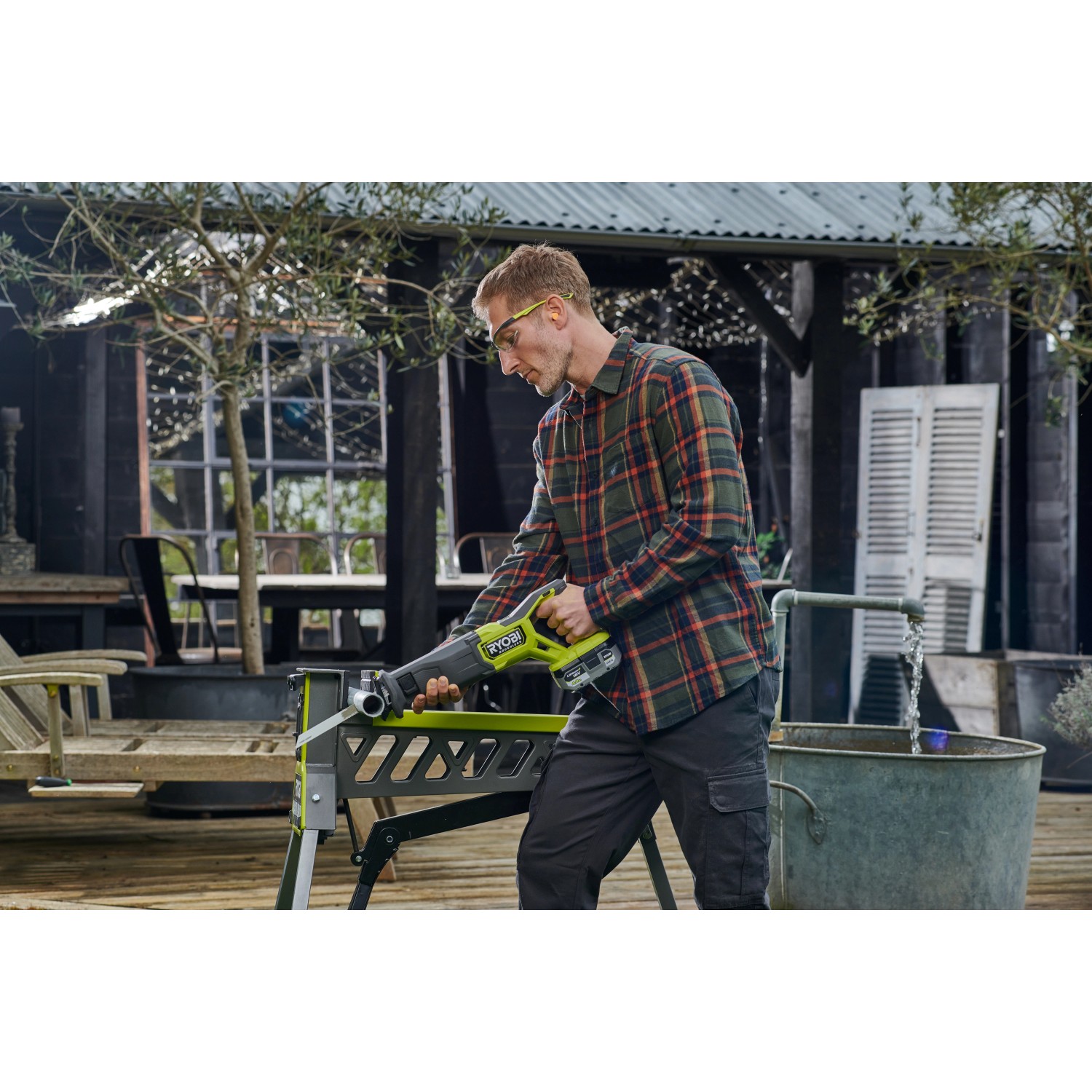 Ryobi Akku-Säbelsäge RRS18BL-0 One+ im Einsatz beim Sägen eines Rohrs.