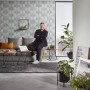Wohnzimmer mit grauer Erismann Vliestapete Guido Maria Kretschmer Fashion for Walls Grafik.