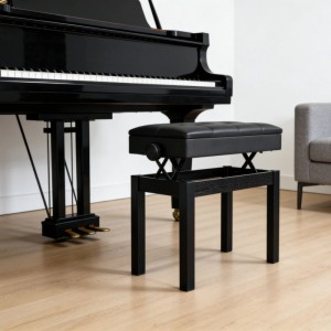 Schwarzer Klavierhocker aus Birkenholz mit Kunstlederbezug, höhenverstellbar, gepolstert und Staufach, neben Klavier.