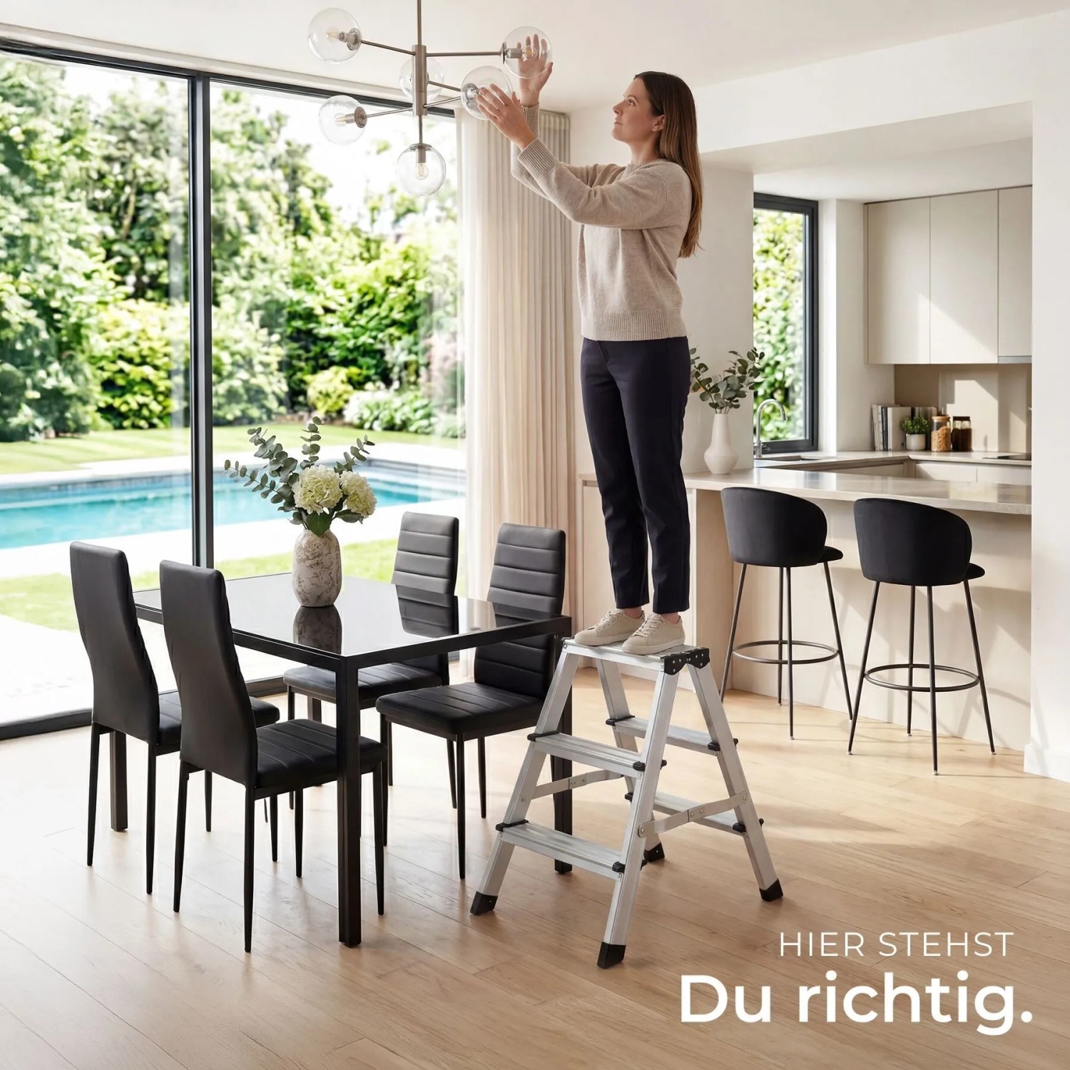 Tectake doppelseitige Aluminium Trittleiter, 3 rutschfeste Stufen, silber, klappbar. Frau wechselt Lampe.