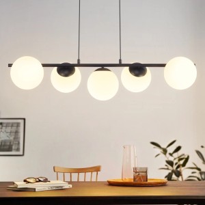 Moderne schwarze Pendelleuchte mit 5 milchweißen Glaskugeln über Esstisch. E27 Hängelampe für Esszimmer.