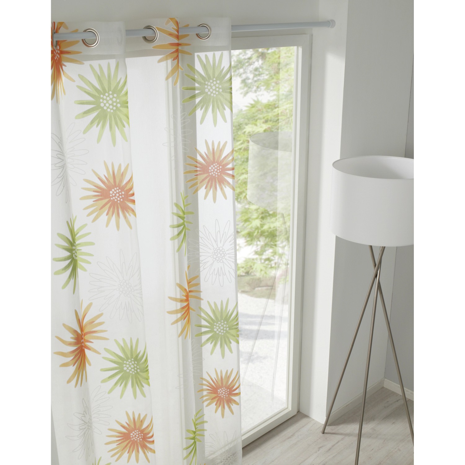 Gardinia Spannstange, weiß, 125-220 cm mit transparentem Vorhang mit Blumenmuster vor Fenster.