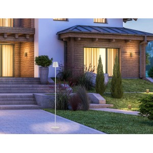 Weiße LED-Akku-Stehleuchte Euria (125cm) von Just Light vor einem Haus.