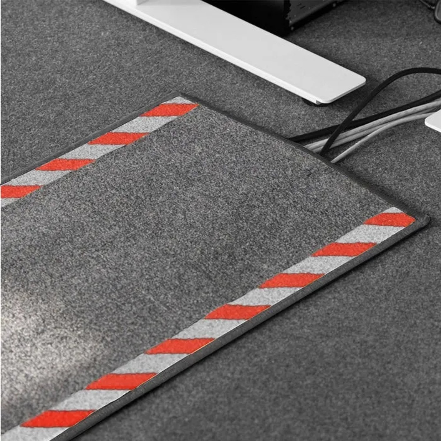 Graue Karat Kabelmatte 40x120cm mit rot-weißer Warnumrandung als Kabelschutz und Stolperschutz.