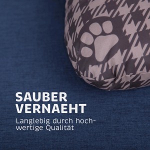 Detailaufnahme: Braunes Hundekissen mit Pfotenmuster, Teil eines Hundekorbs.