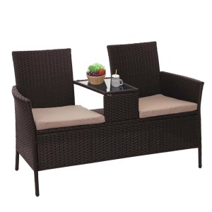Braune Poly-Rattan Sitzbank mit zwei Sitzen, integriertem Glastisch und cremefarbenen Kissen.