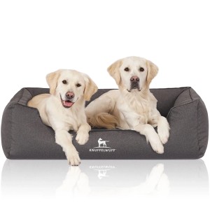 Knuffelwuff Hundebett Leon, orthopädisches XXL Hundekörbchen in Anthrazit mit zwei Hunden.