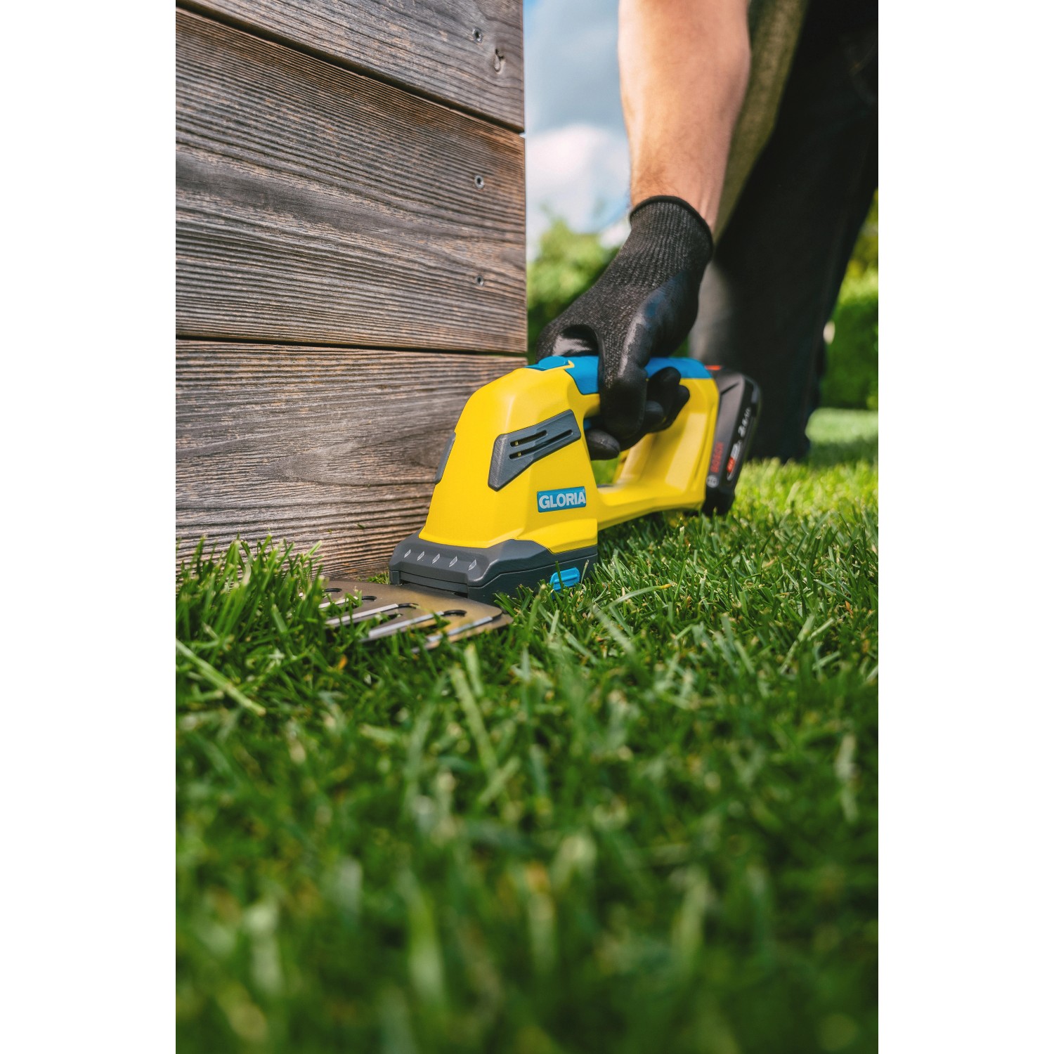 Gloria FineCut Compact Akku-Grasschere im Einsatz zum Rasenkantenschneiden.