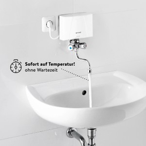 Clage Kleindurchlauferhitzer M3/SMB mit Armatur am Waschbecken, Wasser läuft.