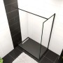 Schwarze, rechteckige Duschwanne 120x90 cm mit Stein-Effekt und Duschkabine im modernen Badezimmer.