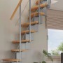 Raumspartreppe Quadro Intercon mit 13 Buche Natur Massiv Stufen, Italo-Silber Mittelholm und einseitigem Geländer.