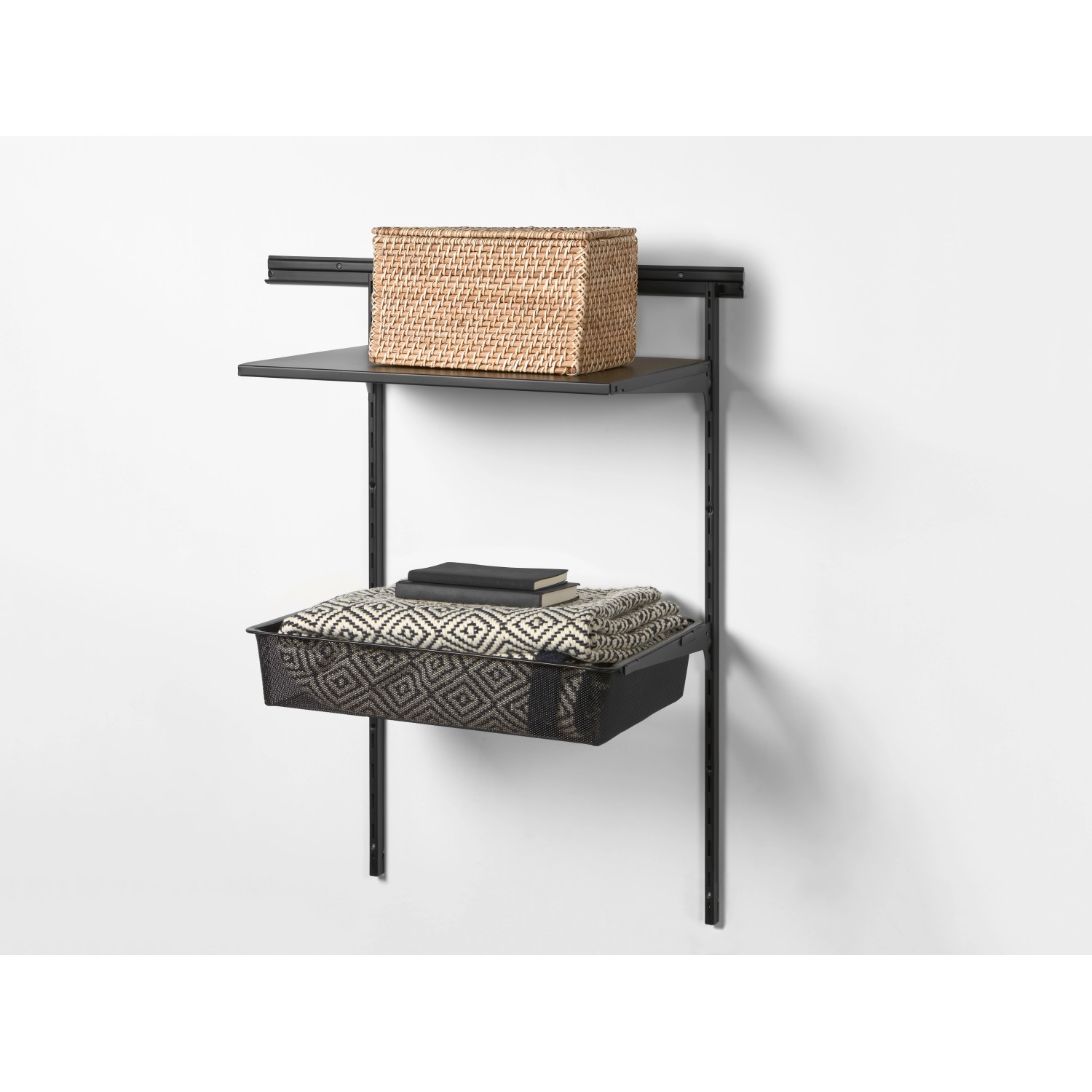 Schwarzer Metall-Drahtgitterkorb (21x39x60cm) mit Ablageboden, Teil eines Regalsystems.