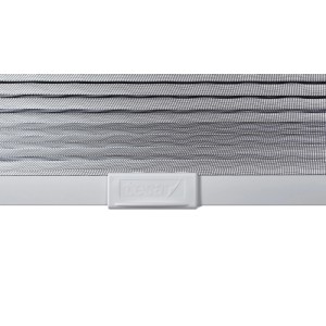 Detailaufnahme: Anthrazitfarbenes tesa Insektenschutz-Plissee mit Aluminiumrahmen.