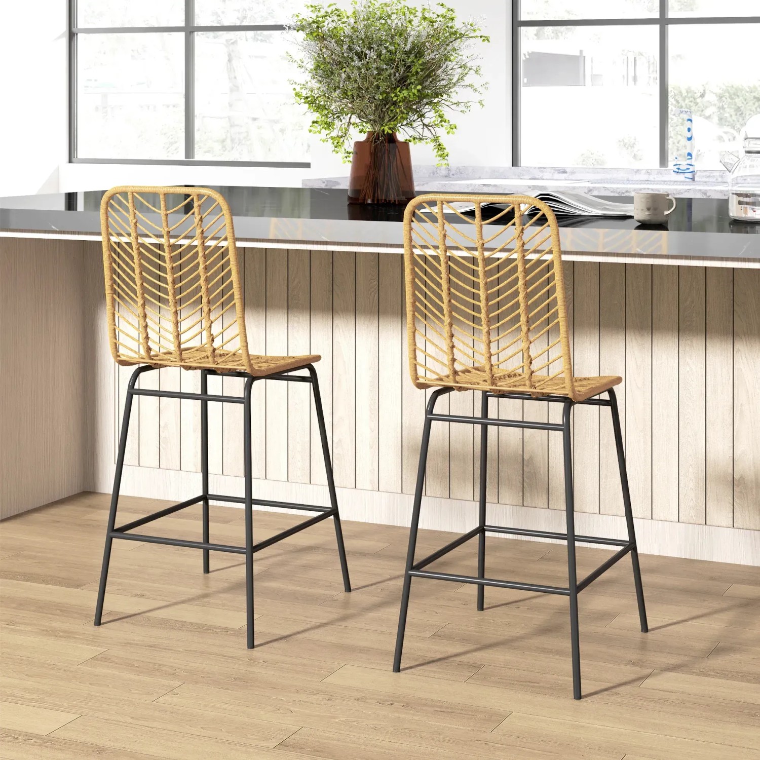2er Set HOMCOM Barhocker mit Rattanoptik und schwarzem Metallgestell.
