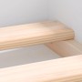 Detailansicht Bettgestell, weiße Holzlatten und Schrauben.